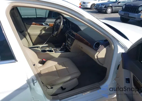 2013 Mercedes-Benz C 250 Sport z USA, uszkodzony, nr VIN WDDGF4HB3DA757264